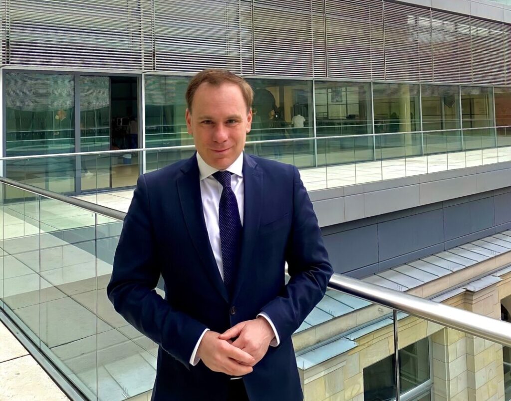 Dr. Volker Ullrich vor der Bundestagskuppel