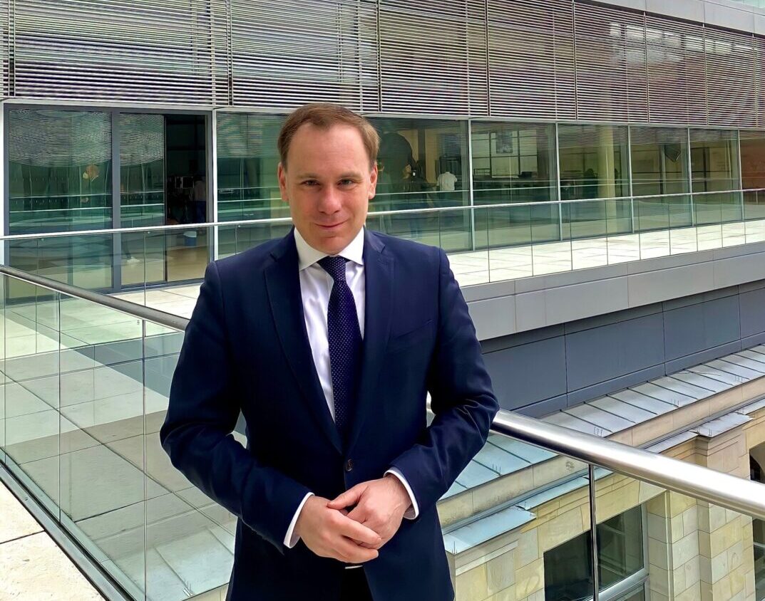Dr. Volker Ullrich vor der Bundestagskuppel